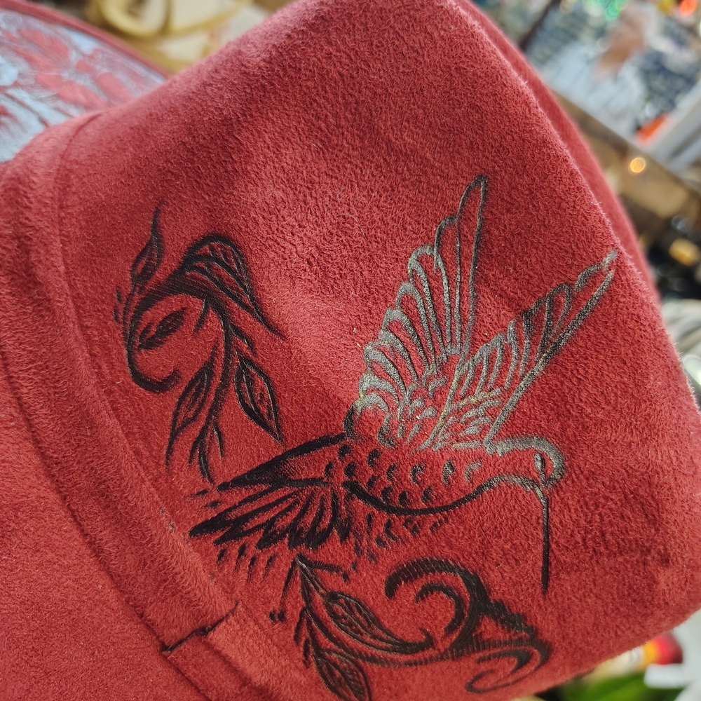 Elegant Red Hat with Floral and Bird Embroidery - Picture 2 of 3